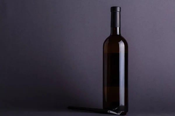 Vitt vin flaska på grå — Stockfoto