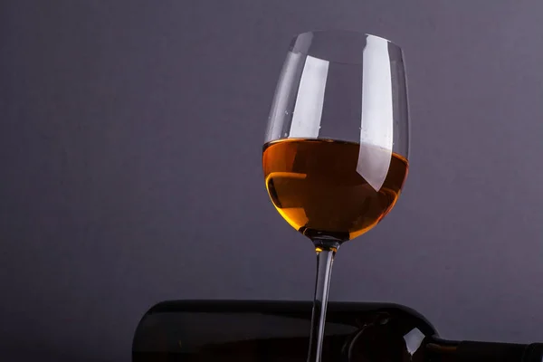 화이트 와인 잔과 병 — 스톡 사진