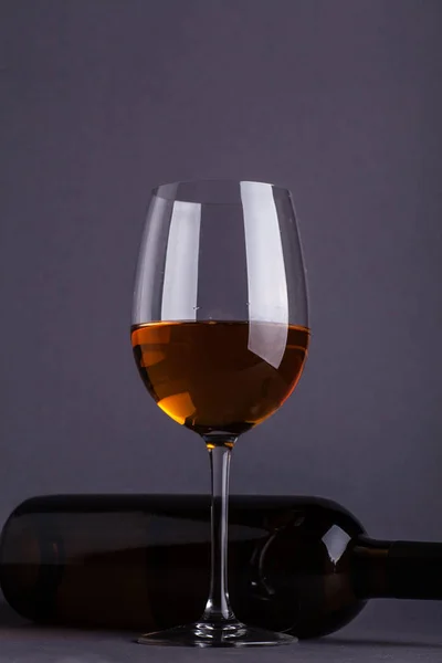 Verre et bouteille de vin blanc — Photo