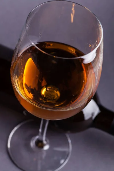 Witte wijn glas en fles — Stockfoto