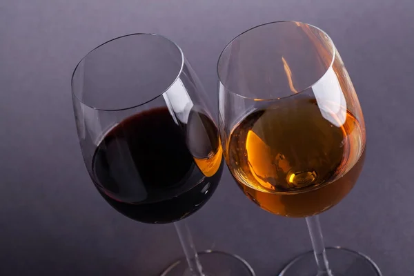 Egy pohár vörös- és fehérbor — Stock Fotó