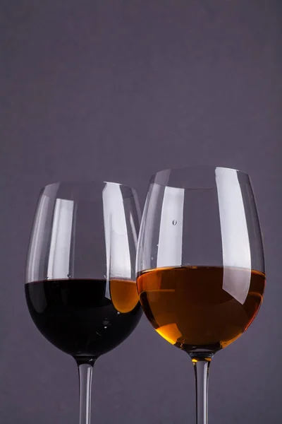Glas Rot- und Weißwein — Stockfoto