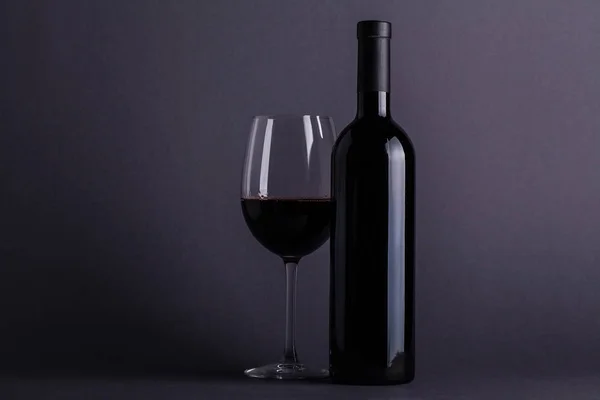 Copa de vino tinto y botella Imagen de stock