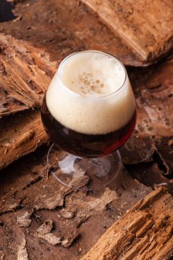 Ağaç kabuğu koyu bira