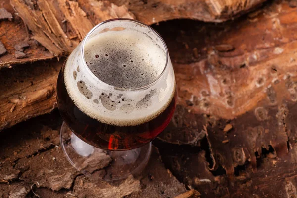 Cerveza oscura en corteza —  Fotos de Stock