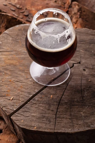 Dark beer on stump — Stock Photo, Image