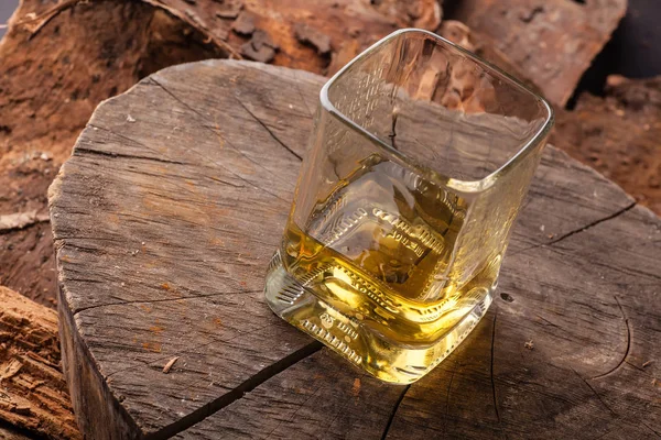 Whisky auf Baumstumpf — Stockfoto