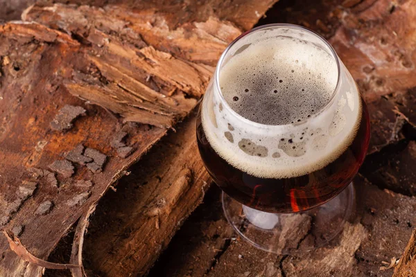 Cerveza oscura en corteza Fotos de stock