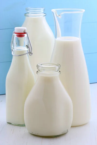 Różne i smaczne mleko — Zdjęcie stockowe