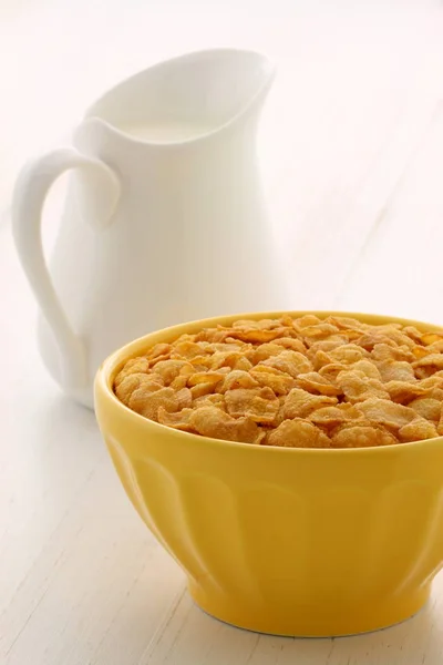 Healthy corn flakes breakfast — Stock Photo, Image