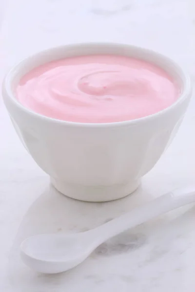 Свіжі йогурт Полуниця — стокове фото