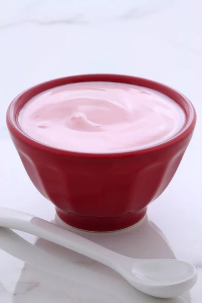 Artisan greek strawberry yogurt — Stock Photo, Image