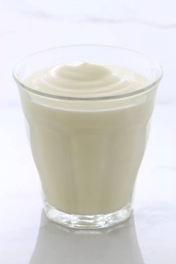düz Fransız tarzı yoğurt