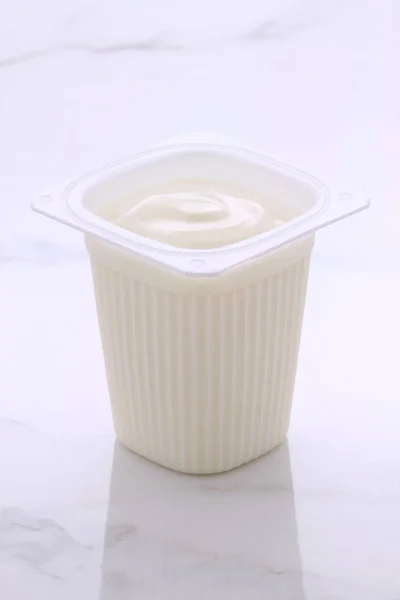 Греческий комерческий йогурт — стоковое фото