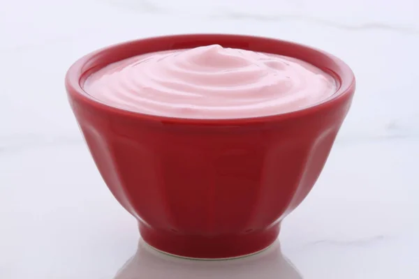 Винтажный греческий клубничный йогурт — стоковое фото