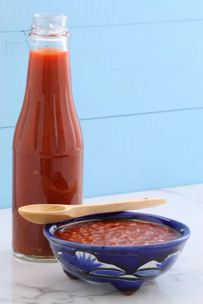 Salsa picante roja hecha artesanalmente — Foto de Stock