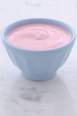 taze çilekli yoğurt