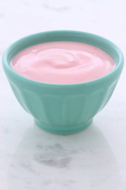 taze çilekli yoğurt