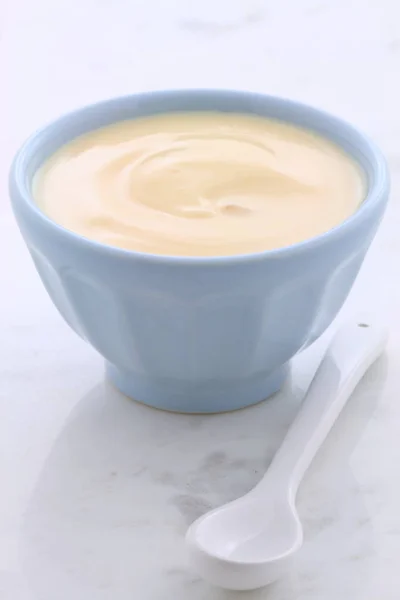 Свежий персиковый йогурт — стоковое фото