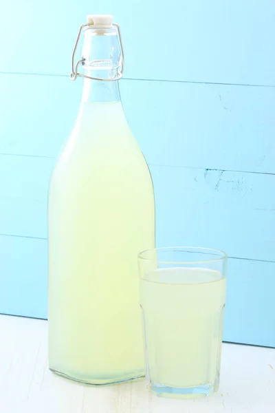 Limonade fraîche sur bouteille vintage — Photo