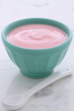 taze çilekli yoğurt