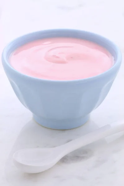 Färska jordgubbar yoghurt — Stockfoto