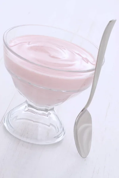 Färska jordgubbar yoghurt — Stockfoto