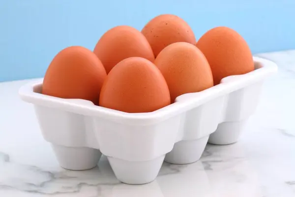 Mutfak istasyonunda taze yumurta — Stok fotoğraf