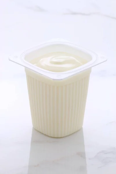 Простий французький йогурт — стокове фото