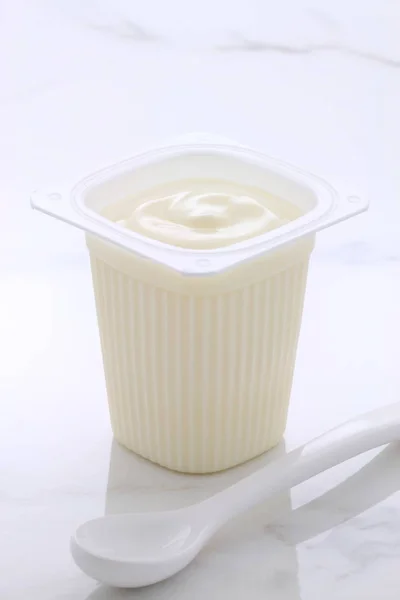Простий французький йогурт — стокове фото