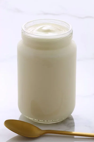 Простой французский йогурт — стоковое фото