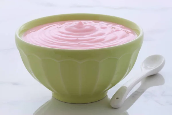 Винтажный клубничный йогурт — стоковое фото