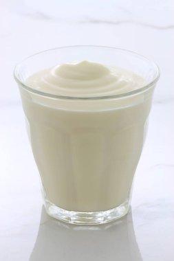 düz Fransız tarzı yoğurt