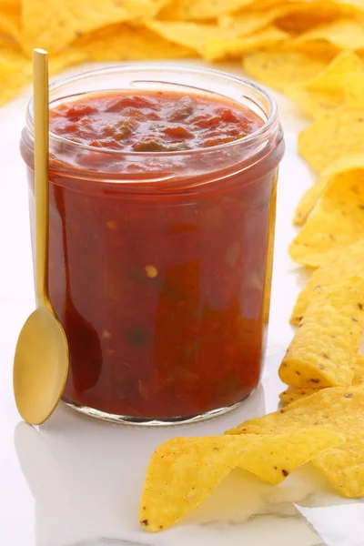 Heerlijke hete salsa dip en nachos — Stockfoto