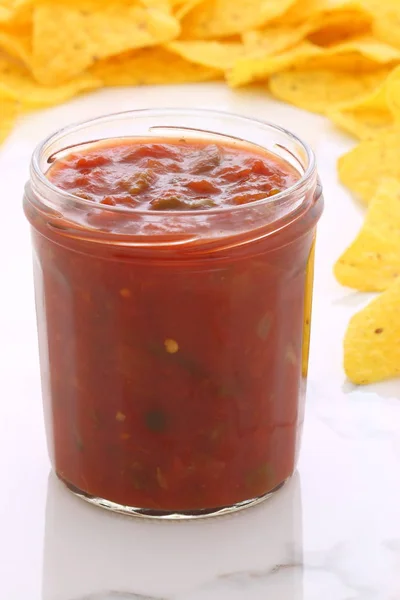 Köstlicher scharfer Salsa-Dip und Nachos — Stockfoto