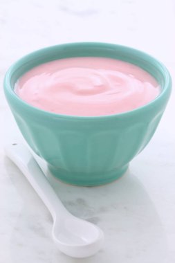 taze çilekli yoğurt