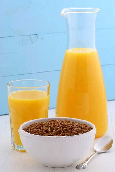 Delicious bran cereal breakfast — Stock Photo, Image