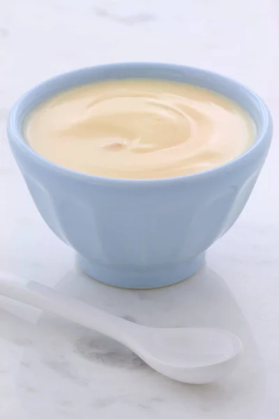 Świeży jogurt brzoskwiniowy — Zdjęcie stockowe