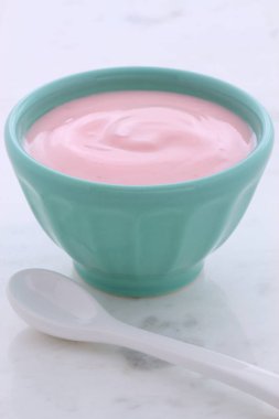 taze çilekli yoğurt