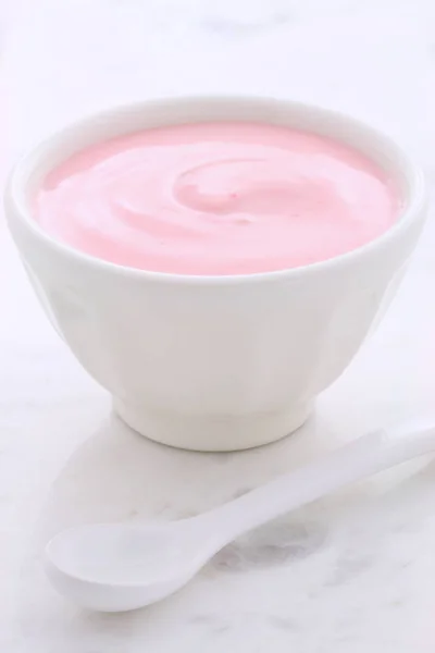 Färska jordgubbar yoghurt — Stockfoto