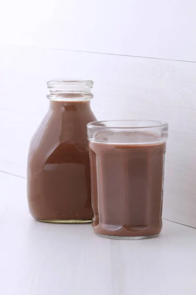 Delicioso leite de chocolate comercial — Fotografia de Stock