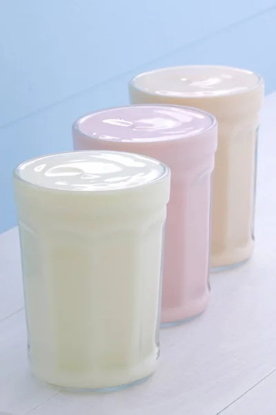 Vers assortiment yoghurt — Stockfoto