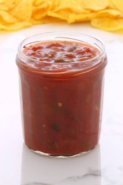 Lezzetli sıcak salsa sosu ve cips