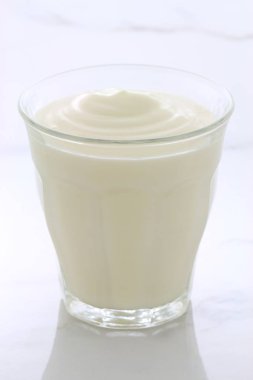 düz Fransız tarzı yoğurt