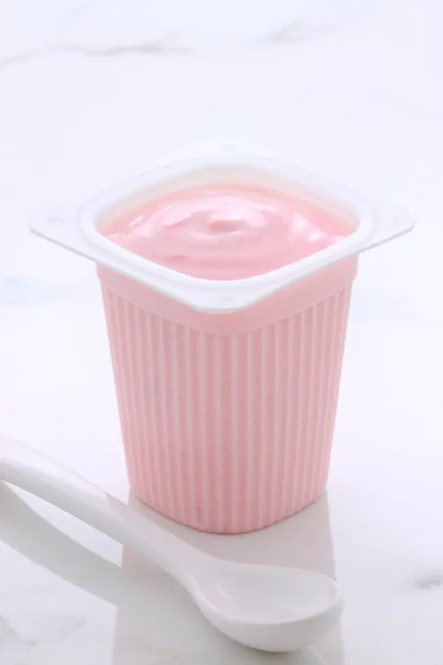 Ягоди французького стилю йогурт — стокове фото