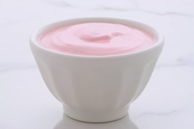 esnaf Yunan çilekli yoğurt