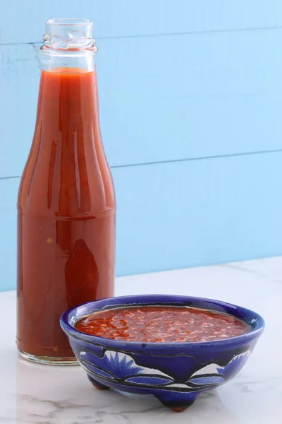 Артистський червоний гарячий соус чилі — стокове фото