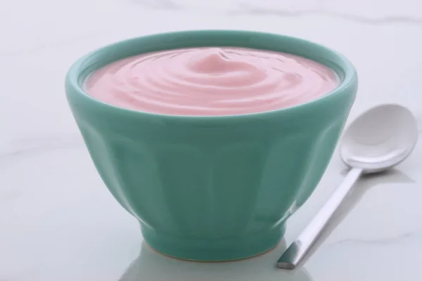 Artisan Griekse strawberry yoghurt — Stockfoto