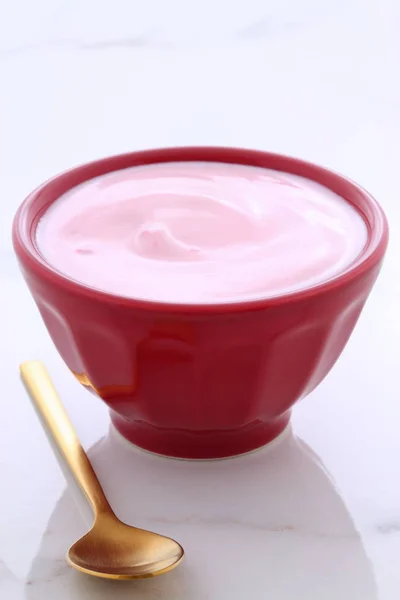 Iogurte de morango grego artesanal — Fotografia de Stock