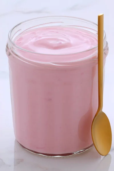 Винтажный йогурт в стиле ретро — стоковое фото